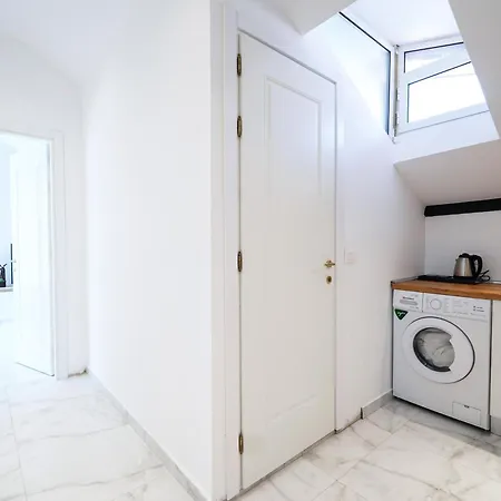 Apartment Center Hideout - *